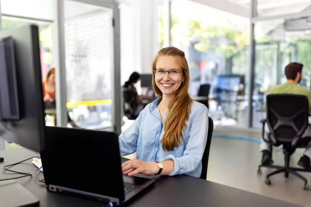 small-business-employee-using-btnet-leased-line-to-do-work