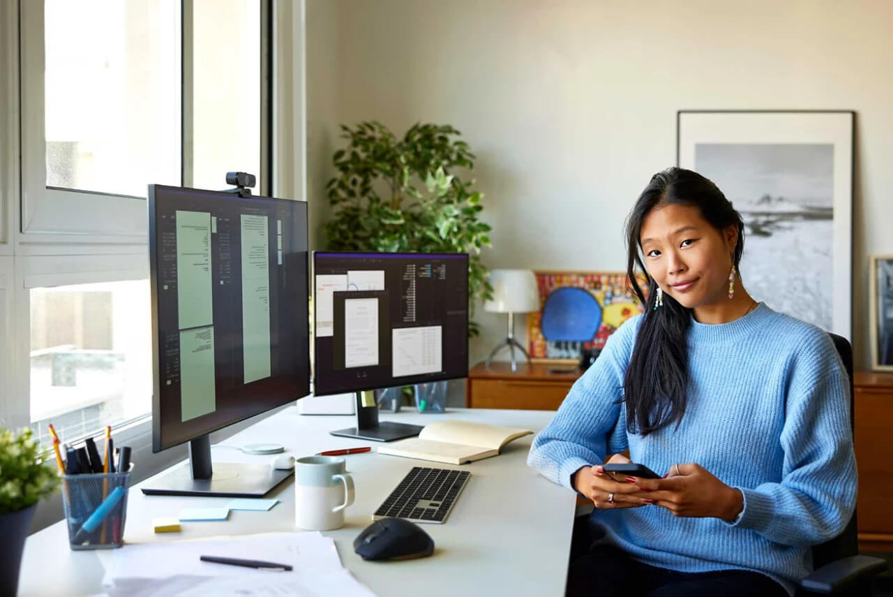 A person at her desk using a private cloud service