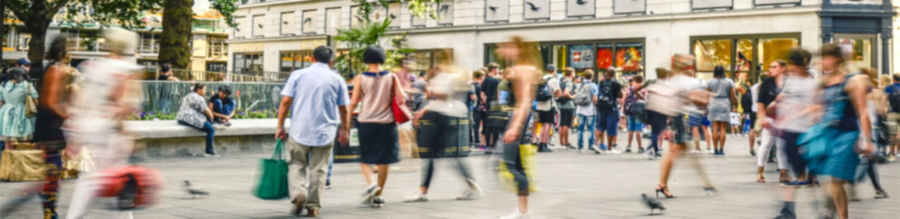 people shopping-on-busy-highstreet